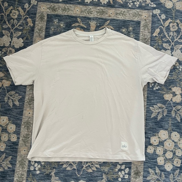 ALO Yoga Men's Soft Beige Tee - Picture 1 of 3